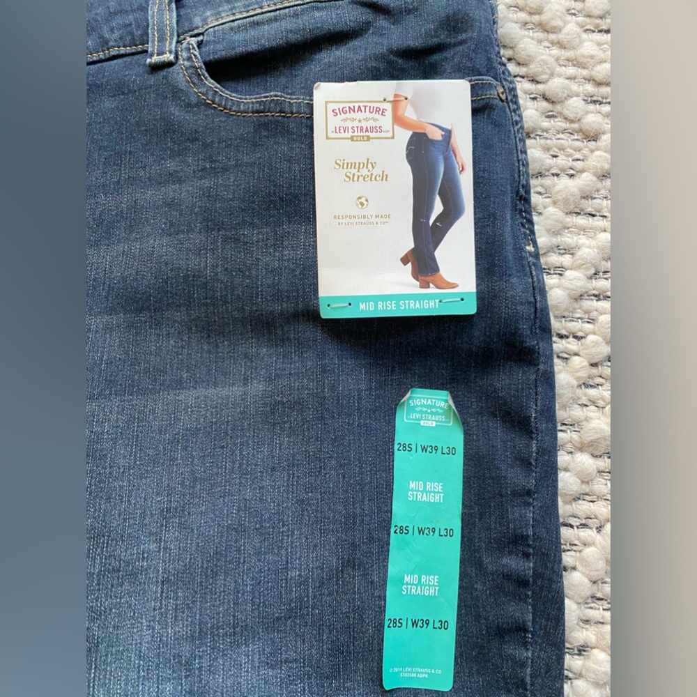 BNWT - Signature Levi 285 simply stretch mid-rise straight legged jean, size 39W
